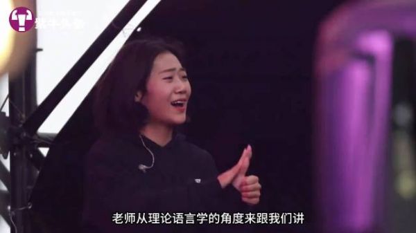 研究生女孩音乐节上手语翻译歌曲火“出圈”,被赞“空气吉他王者”