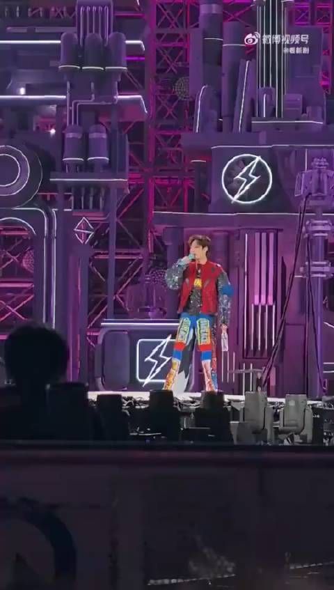 今天汪苏泷的演唱会现场为BLG加油,明天有一场比赛 我们s14决赛 让我们给blg加油好吗!