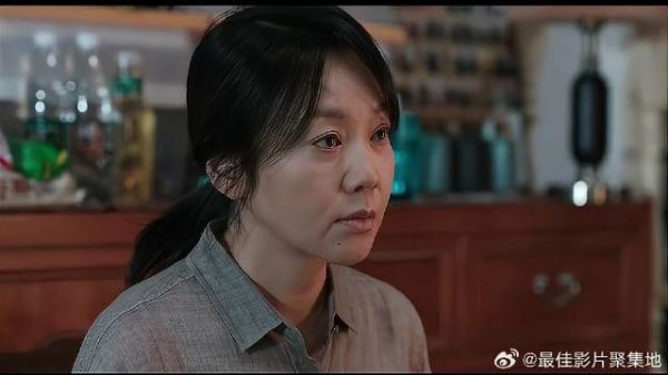女儿因谈恋爱,成绩下滑太多,怎料母亲直接强制断联