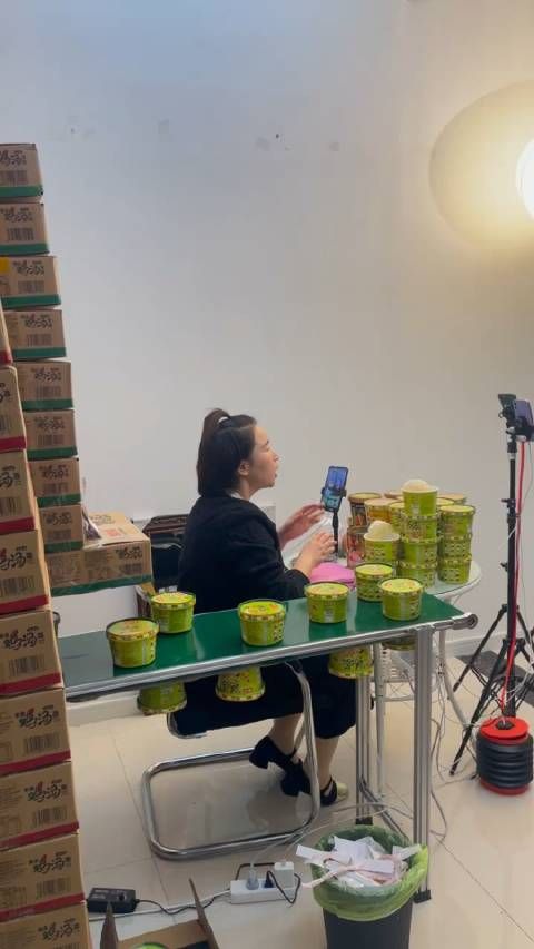 工厂直播间后台是这样的,这个面倒下去笑死我了!