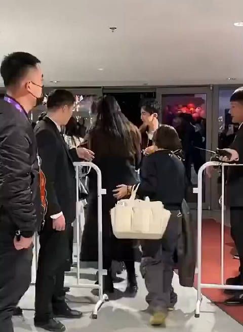 娜扎台上性感台下保守，马上就把胸遮起来了，这就是分寸