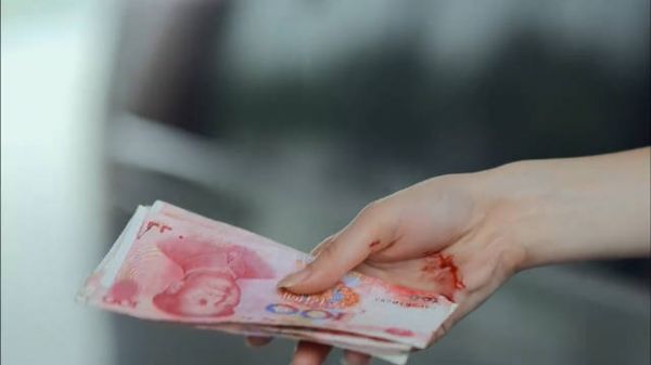 秘密追踪,女孩递给收费员一沓钞票,打开后里面竟然带血,原来她被绑架了!