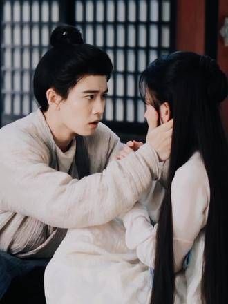 “期待着心上人的归来,泪水为他轻唱”