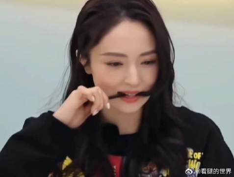 小时候就因为看董璇这个，老喜欢学着咬头发噙在嘴角！
