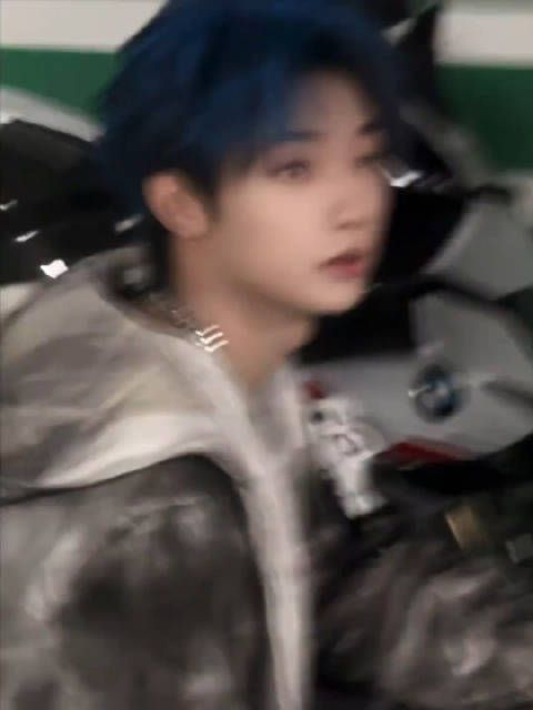 全世界谁还没看过张子墨蓝发造型,里面还是老头衫,人怎么能帅成这个样子!