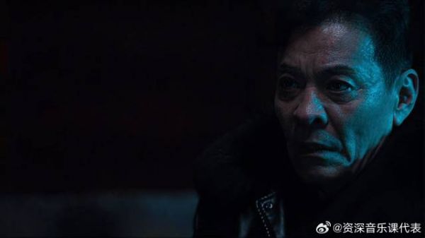 老总交了定金,回到家发现被骗,无力的坐在椅子上