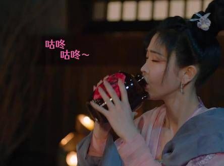 平常是冷面杀手,深夜却意外跌入女澡堂的浴盆,原因是..