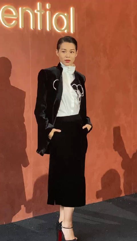 胡杏儿亮相新中式风格设计套装,好有气质好美