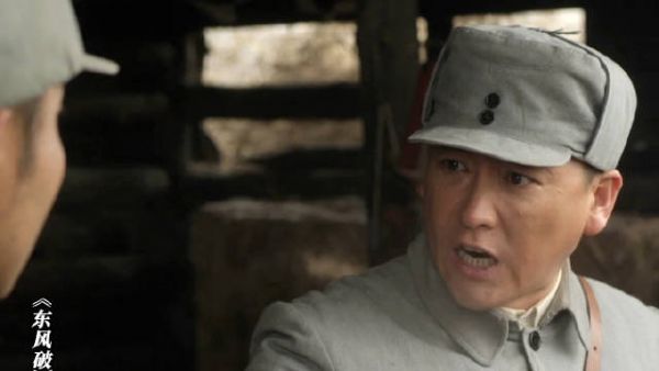 余东风主动请缨攻打镇子,成功拿下镇子并击杀日军指挥官湖南经视流金剧场