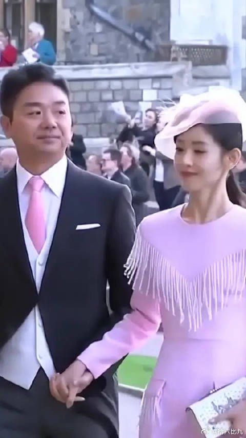 刘强东章泽天携手出席英国女王孙女婚礼,奶茶妹拿出手机自拍,好恩爱!