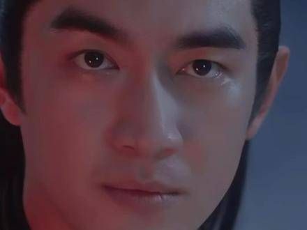 明明面容平静无波,眼神却深藏着爱意与哀伤