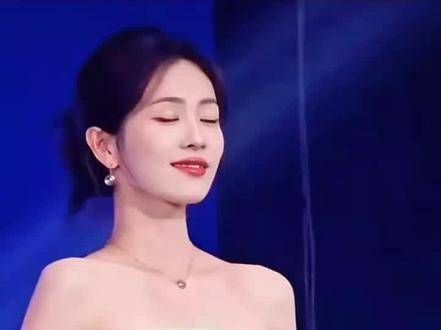 宝宝在努力学习泰语呢~~白鹿绿裙亮相泰国 向全球推荐白鹿 白鹿