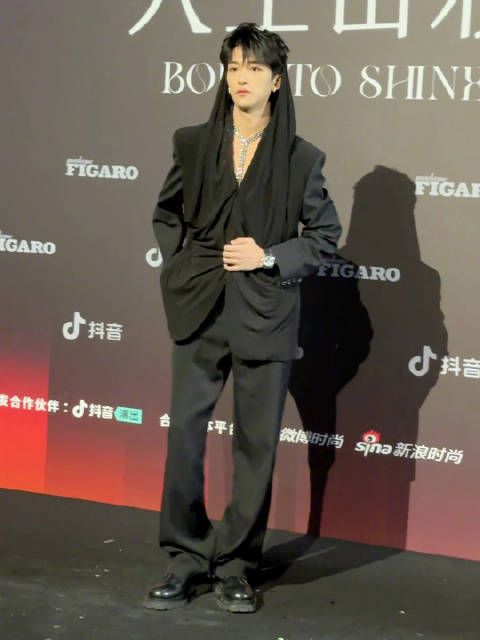 黄子弘凡 以黑色薄纱连帽款西装造型,亮相