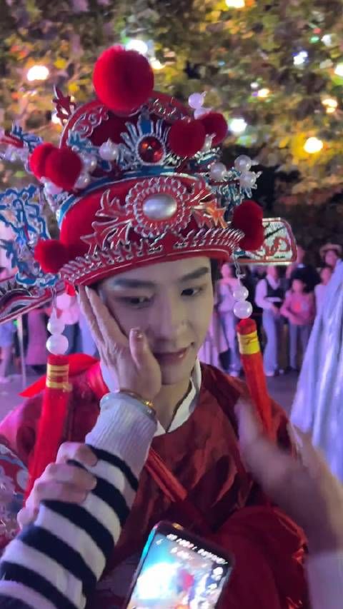 这么帅气的NPC小哥哥,男游客都忍不住上手了