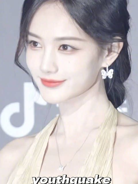 李一桐费加罗红毯 ,闪光灯闪成这样愣是不带眨眼的 李一桐粉色高定