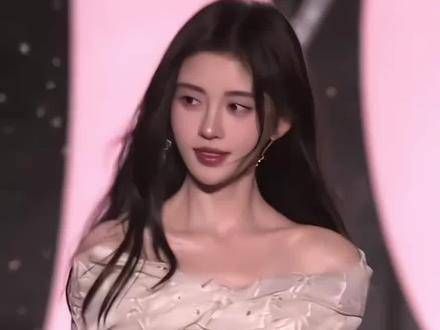 什么样的锦绣前程,才能够匹配她这一路的努力与不易?