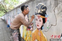 画师长沙街头墙绘87版《红楼梦》经典角色致敬传统文化