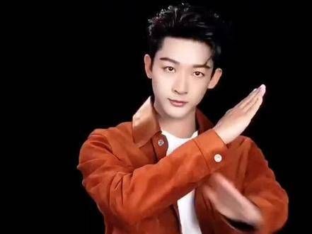 这谁能承受得起，谁能抵挡得住呢？情感所至，宜往情慎，这对夫妇真是甜蜜