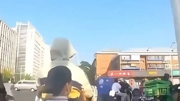 等红灯时遇到好心人提醒，你觉得大爷说的对吗？