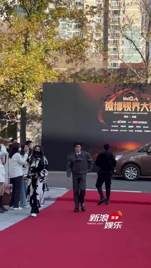 来了!蓝领带好醒目