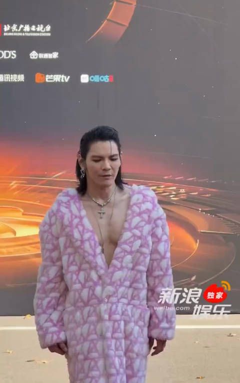 向佐借衣大秀,露背深V贵妇风,这波抽有点过于抽象了!