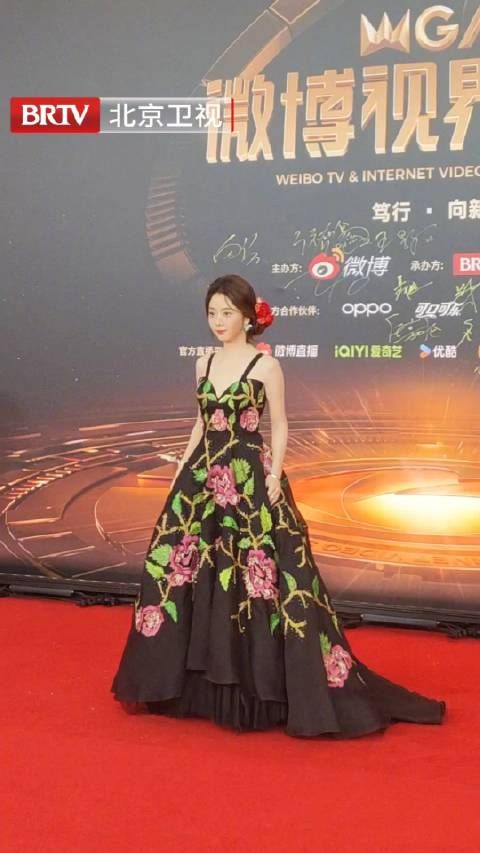 身穿花朵刺绣裙配以鲜花发髻,宛若画里走出来的清新小仙女