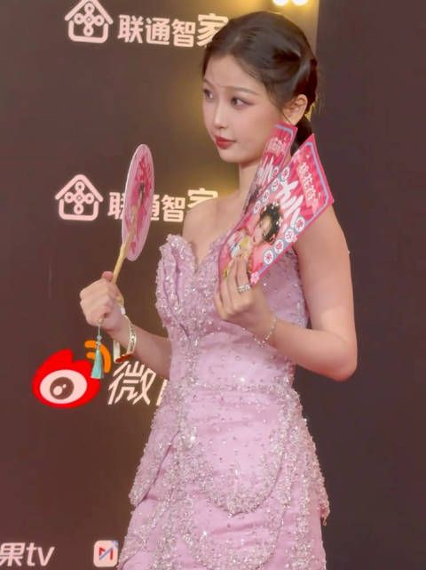 虞书欣 凌妙妙今天的红毯造型 大事很妙啊!永夜星河