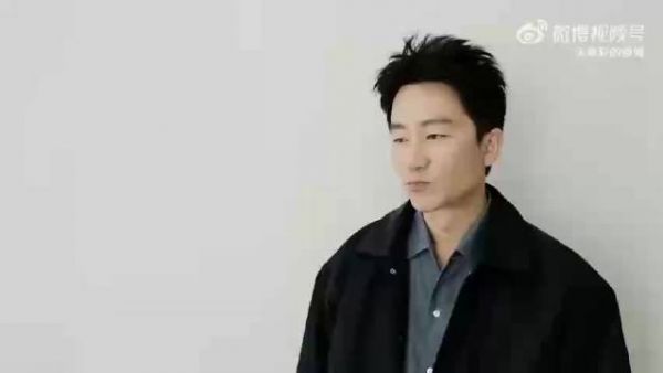 微博视界大会上,黄轩化身手部艺人,指套装饰小胖手,别具一格