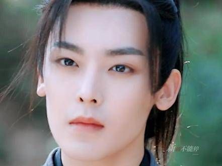 天曜的短马尾造型特别凸显少年气质,真是仙侠剧男主的范儿