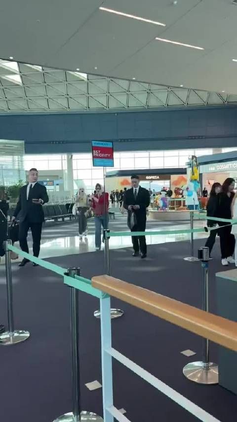 权志龙带两个保镖现身香港看时装秀,这穿搭怎么跟个大妈似的?