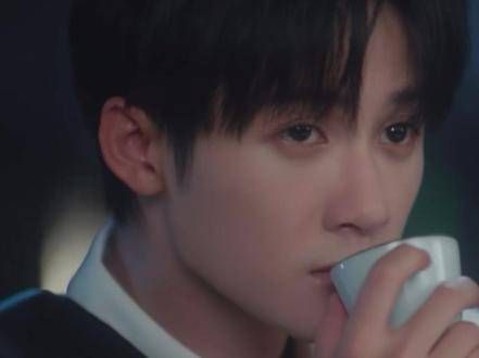 明明声音就在耳畔,而莫青成却感到格外孤单