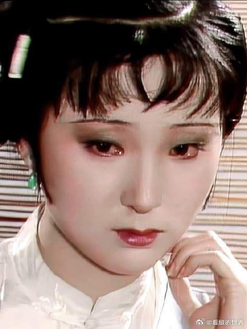 “两弯似蹙非蹙罥烟眉,一双似泣非泣含露目”陈晓旭之后再无林黛玉!
