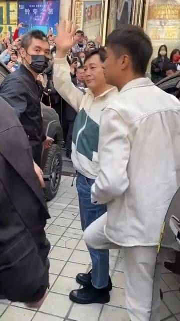 张颂文刚刚抵达,下车瞬间
