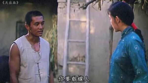33年前的老电影,讲述了旧社会大西北沙漠里的荒诞爱情《天出血》!