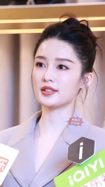 来看看近距离怼脸的沁沁,女神毫无瑕疵 ami 李沁