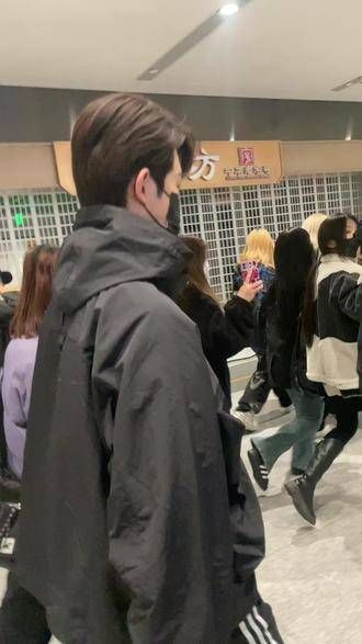 偶遇明星田嘉瑞，同乘一班飞机回北京