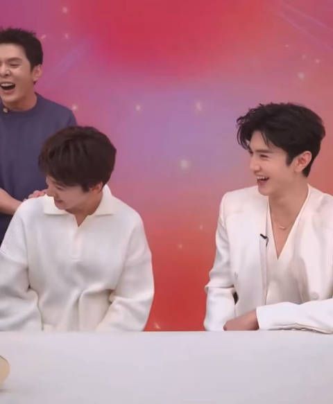 果然明星现实看会更帅吧,李佳琦直播间平时不苟言笑的一位助播…