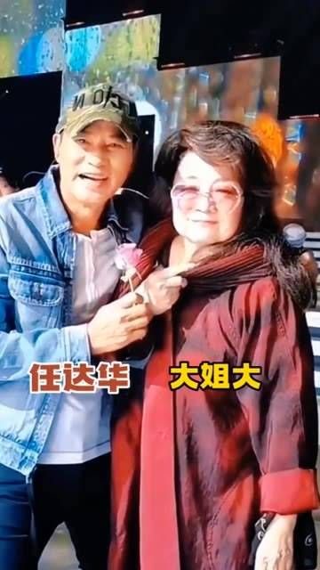 任达华与徐小凤合影后,徐小凤的动作你理解了吗?