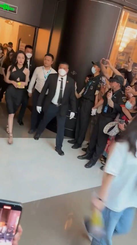迪丽热巴简单几步,都能走出红毯的气势啊