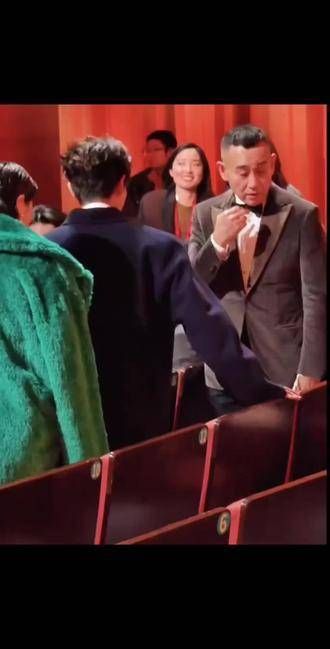 任嘉伦真是绅士风度十足呀!每次都会起身让别人先行