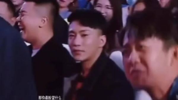 “一次心动” 他的眼神令人费解,既有期盼又含遗憾