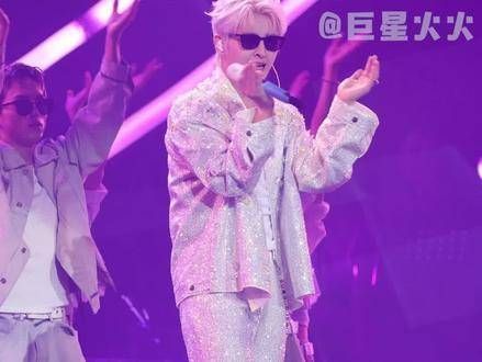 演唱会上用白色诠释人生历程,如此用心的偶像…