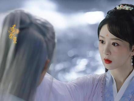 小夭轻捏相柳的脸颊,担忧“情人蛊”会波及到他,言语间探问着他的行踪