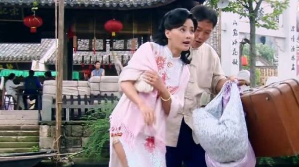 女人千里迢迢来寻找丈夫,不料男人早已娶妻生子