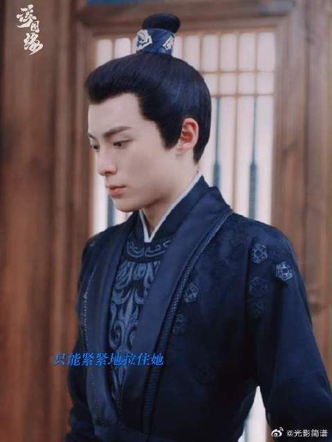 拽住衣角的手代替了千言万语,可这份情真的能忍住吗?