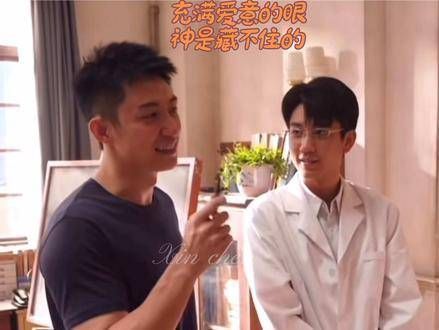 每次他们独自看向对方,或两人目光相对,眼神中都充满了对彼此浓浓的爱意…