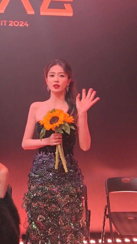 候场花絮今日掉落~@白鹿my 就连休息时仪态也这么优雅!
