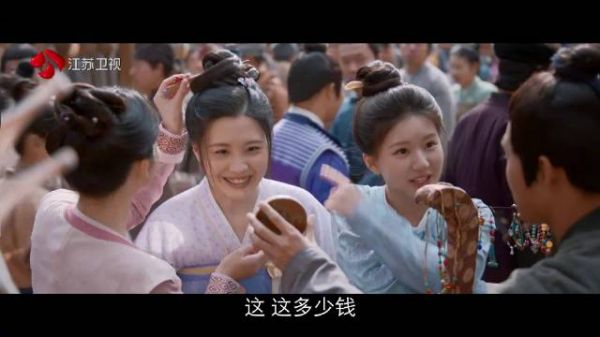 端午@赵露思的微博 一行人去集市看热闹,小姐妹看上了一个珠钗…