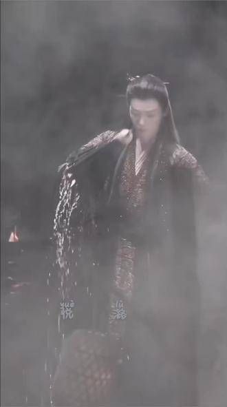 提伞瞬间,激起无数人心中的波澜