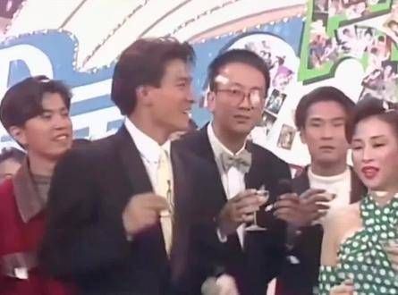 一个神仙般的璀璨画面,让人回忆起当年的港神场景,李克勤 邓瑞霞